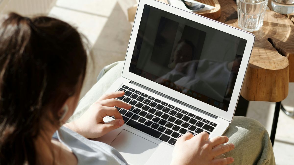 A fiatalok online biztonságát és közösségi aktivitását ösztönzik