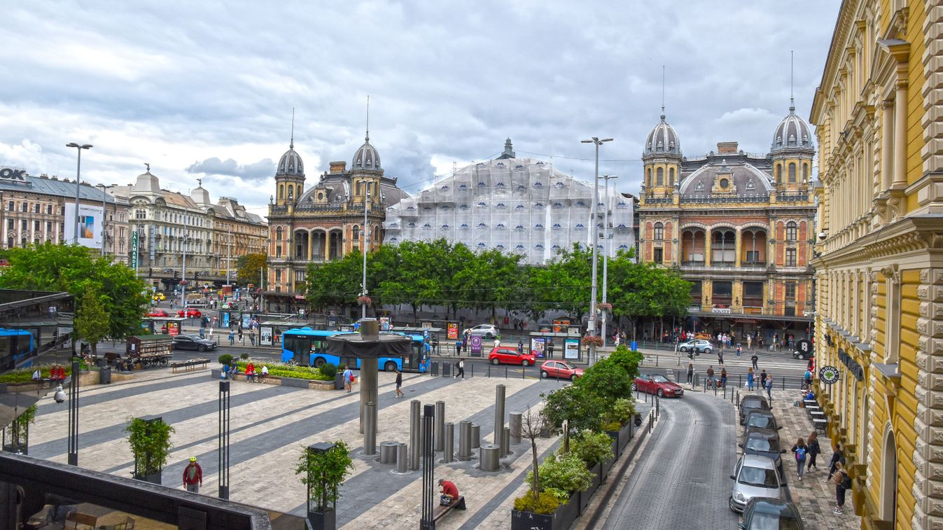 Budapest, 2020. július 18.
A Nyugati tér látképe a felújítás alatt lévõ Nyugati pályaudvarral. A 143 éves Nyugati pályaudvar mûszaki állapota és mûemléki értékének megóvása, valamint a vasúti forgalomban való kiemelt szerepe miatt halaszthatatlanná vált az épületegyüttes tetõszerkezetének mielõbbi rekonstrukciója. A MÁV állomásfejlesztési projektjének egyik kiemelt felújítása közé sorolt munka biztonságos végrehajtása érdekében a vasúttársaság május 8-tól december elejéig lezárja az utascsarnokot.
MTVA/Bizományosi: Róka László 
***************************
Kedves Felhasználó!
Ez a fotó nem a Duna Médiaszolgáltató Zrt./MTI által készített és kiadott fényképfelvétel, így harmadik személy által támasztott bárminemû – különösen szerzõi jogi, szomszédos jogi és személyiségi jogi – igényért a fotó szerzõje/jogutódja közvetlenül maga áll helyt, az MTVA felelõssége e körben kizárt.