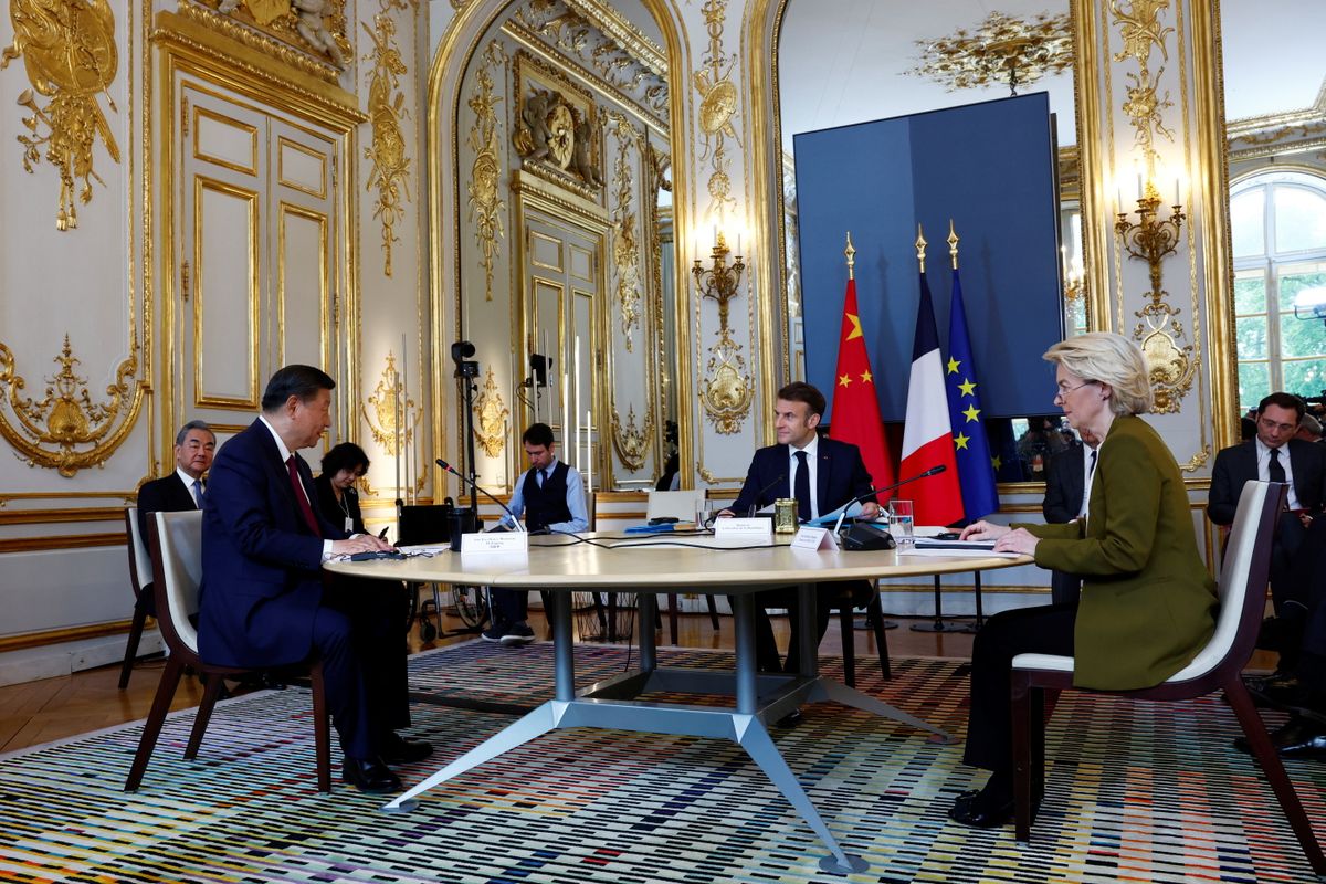Hszi Csin-ping kínai elnök, Emmanuel Macron francia államfő és Ursula von der Leyen, az Európai Bizottság elnöke (b-j) a tárgyalóasztalnál a párizsi államfői hivatalban 2024. május 6-án. Balról Vang Ji kínai külügyminiszter látható. (Fotó: MTI/EPA/Reuters pool/Gonzalo Fuentes)
