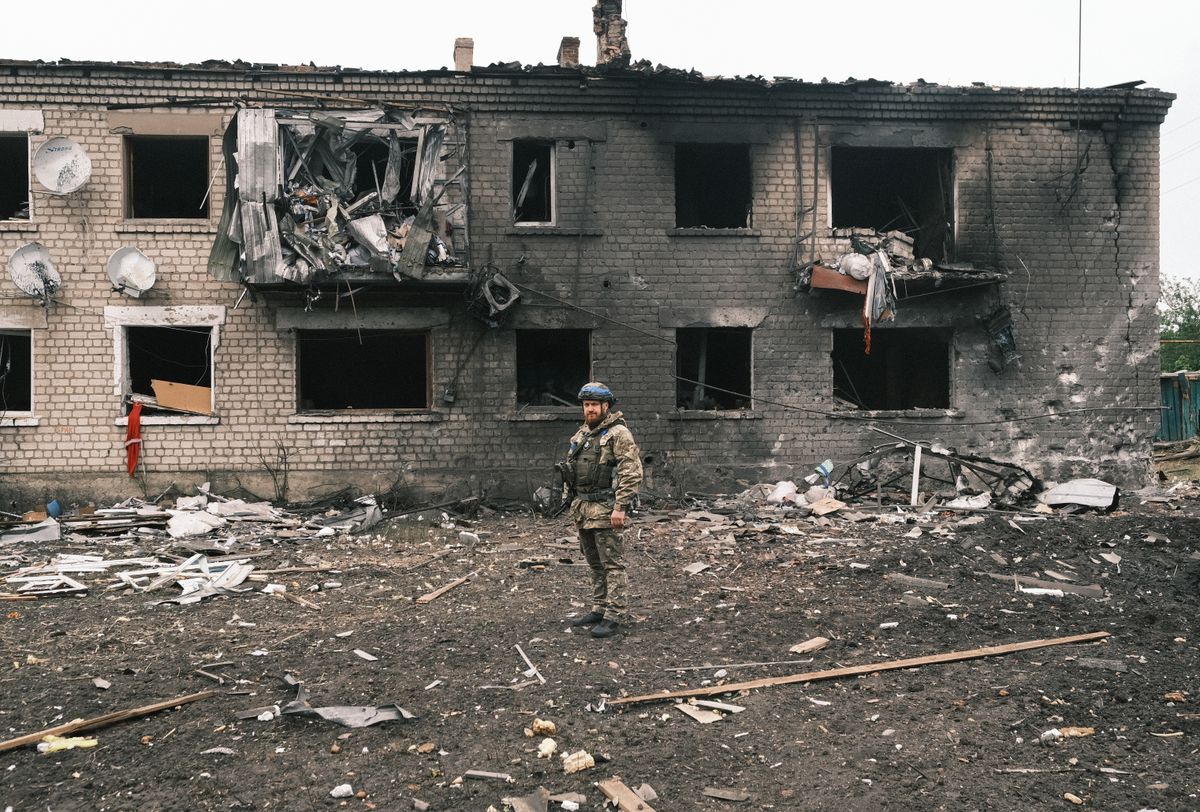 A lakosság evakuálásában vesz részt egy ukrán rendőr a kelet-ukrajnai Harkiv megye Vovcsanszk városában 2024. május 13-án. Az észt katonák érkezése közelebb hozhatja a világháborút. (Fotó: MTI/EPA/George Ivancsenko)