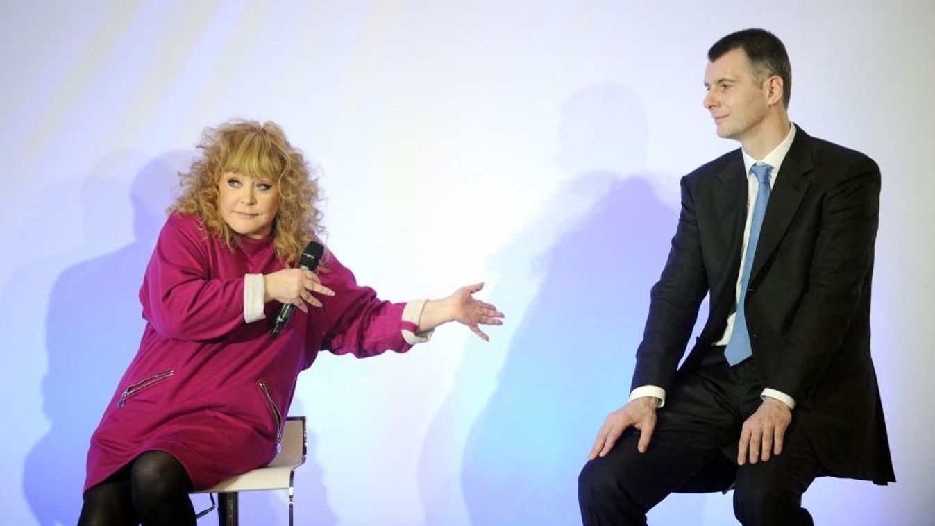 Alla Pugacseva orosz popsztár, énekesnő részt vesz Mihail Prohorov elnökjelölt, fémipari mágnás és amerikai kosárlabdacsapat-tulajdonos sajtótájékoztatóján Moszkvában 2012. február 20-án. 