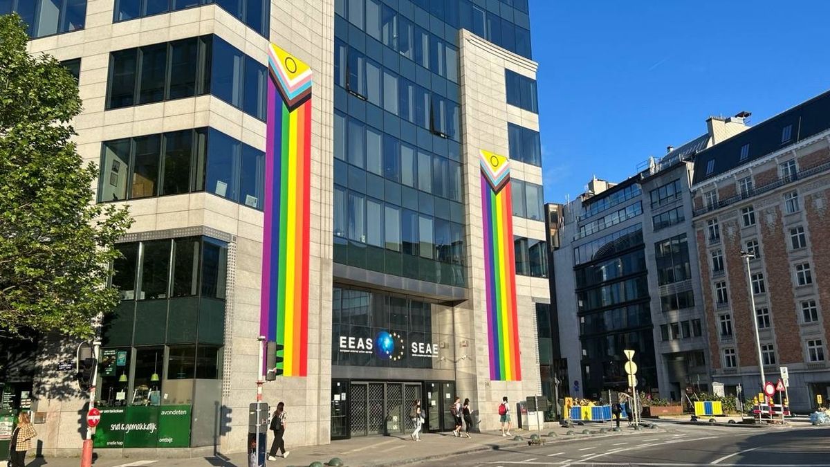 LMBTQIA+ díszbe öltözött az Európai Külügyi Szolgálat székháza
