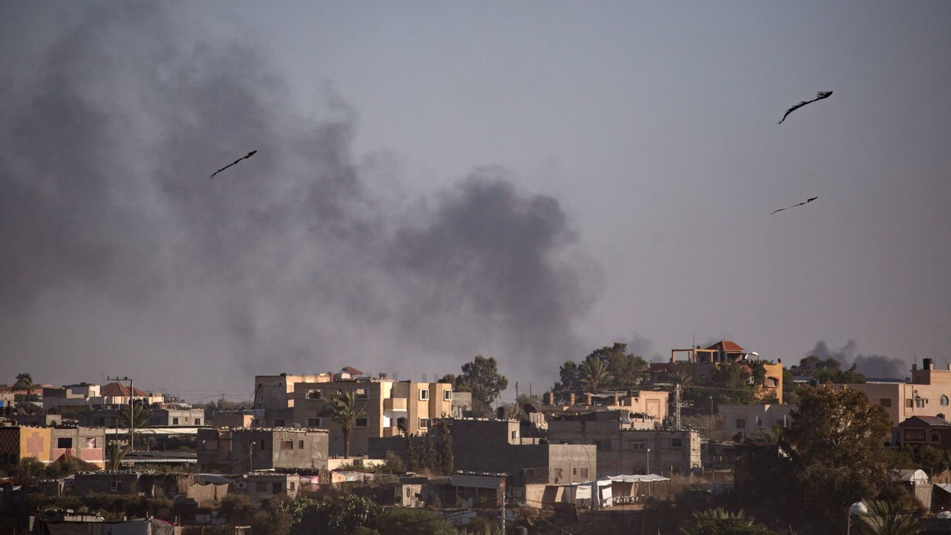 Izraeli légicsapás füstje gomolyog a Gázai övezet déli részében levő Rafah felett 2024. május 24-én 
