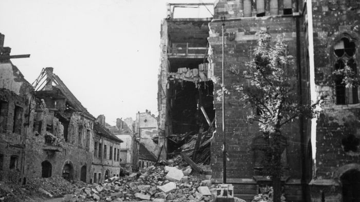 1945. Budapest I.,
budai Vár
Szentháromság tér, a Pénzügyminisztérium romos épülete, balra az Országház utca.
Fortepan / Kramer István dr

