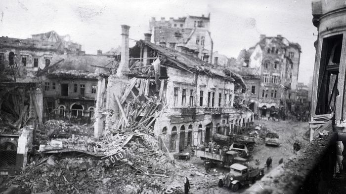 1945. Budapest I.
Alagút utca, kilátás a Krisztina körúti kereszteződésre. Szemben a Krisztina tér és a Gellérthegy utca közötti romos épület látható.
Fortepan / Vörös Hadsereg

