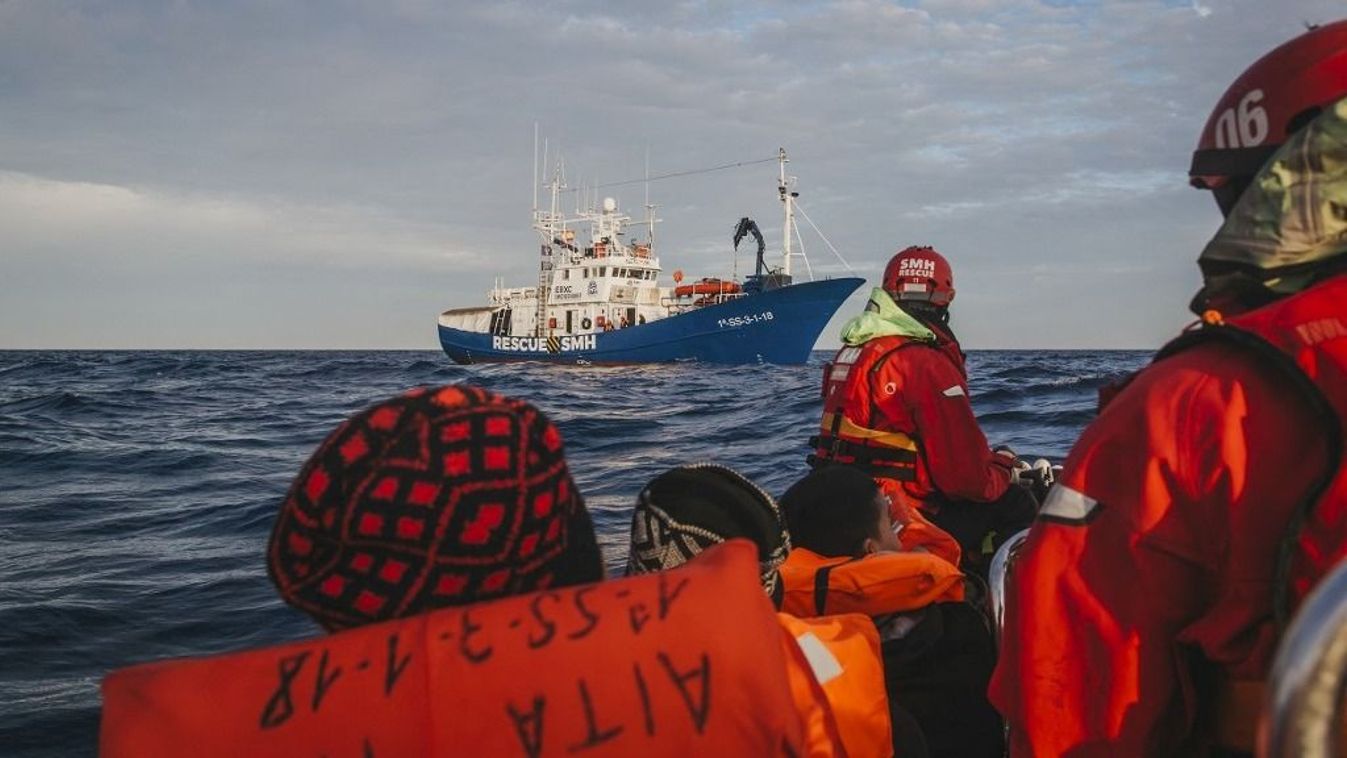 Migrants rescued by Spanish NGO SMH
Migránsokat mentenek ki a tengerből februárban. (Fotó: Borja Abargues / ANADOLU / Anadolu az AFP-n keresztül)