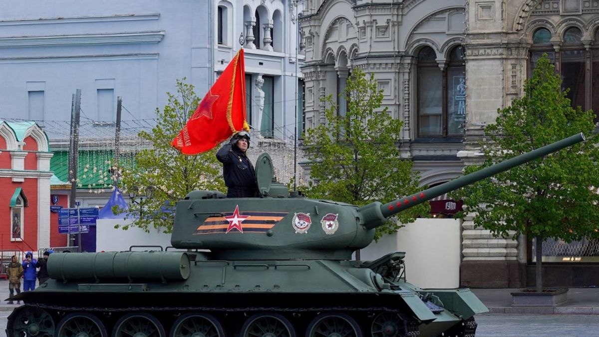Lánctalpak zajára ébredtek a moszkvaiak + videó