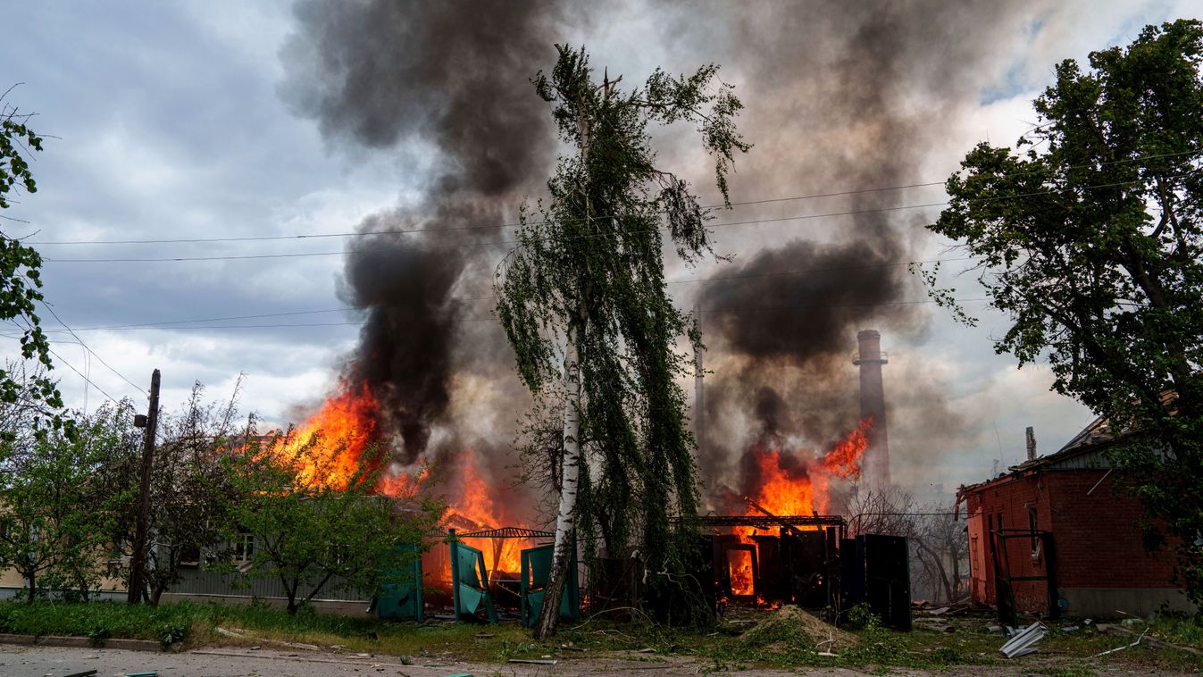 Vovcsanszk, 2024. május 11.
Lakóépületek lángolnak orosz légicsapások után a Harkiv megyei Vovcsanszk településen 2024. május 11-én.
MTI/AP/Jevhen Maloletka
