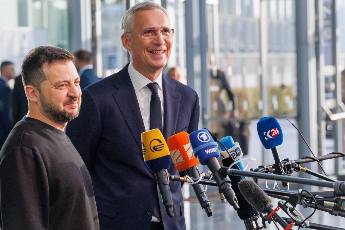 Volodimir Zelenszkij ukrán elnök (b) és Jens Stoltenberg NATO-fõtitkár nyilatkozik a sajtó képviselõinek, amint megérkezik a NATO-tagállamok védelmi minisztereinek kétnapos tanácskozására Brüsszelben 2023. október 11-én. Fotó: Olivier Matthys /  MTI/EPA