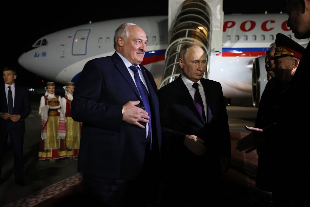 Aljakszandr Lukasenka fehérorosz elnök (b) orosz partnerét, Vlagyimir Putyint fogadja a minszki repülőtéren 2024. május 23-án. (Fotó: MTI/EPA/Szputnyik/Orosz elnöki sajtószolgálat/Mihail Metzel)