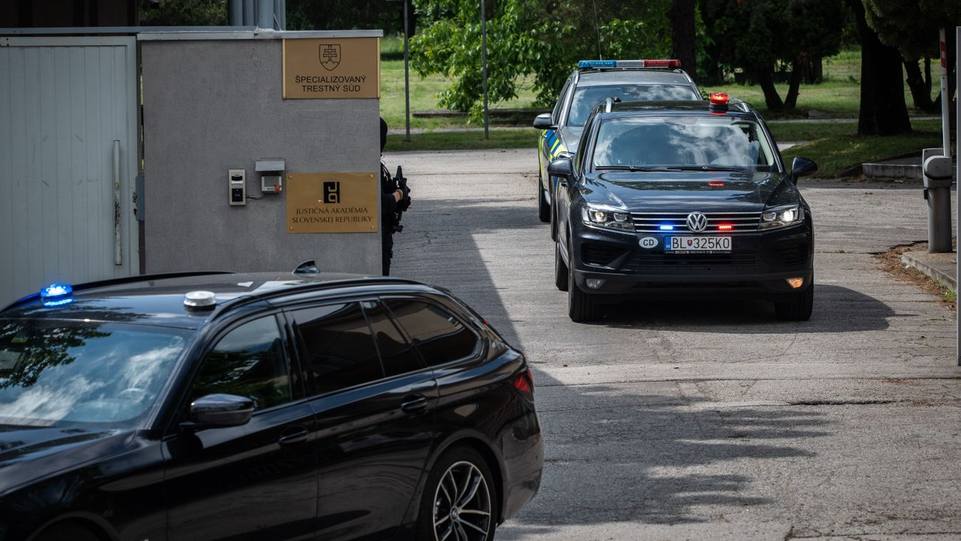 A Robert Fico szlovák miniszterelnök elleni merénylet elkövetésének gyanúsítottját szállító járműoszlop távozik a bazini különleges büntetőbíróságról 2024. május 18-án. A politikust három nappal korábban Nyitrabányán négy lövéssel életveszélyesen megsebesítette egy 71 éves lévai férfi, akit most a bíróság vizsgálati fogságba helyezett.