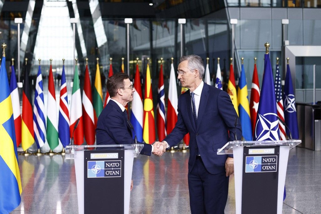 Jens Stoltenberg NATO-főtitkár és Ulf Kristersson svéd miniszterelnök 2024. március 11-én, az Észak-atlanti Szövetség brüsszeli központjában tartott sajtótájékoztatón, amikor Svédország csatlakozott az Észak-atlanti Szerződés Szervezetéhez (NATO). (Fotó: AFP/Kenzo TRIBOUILLARD)