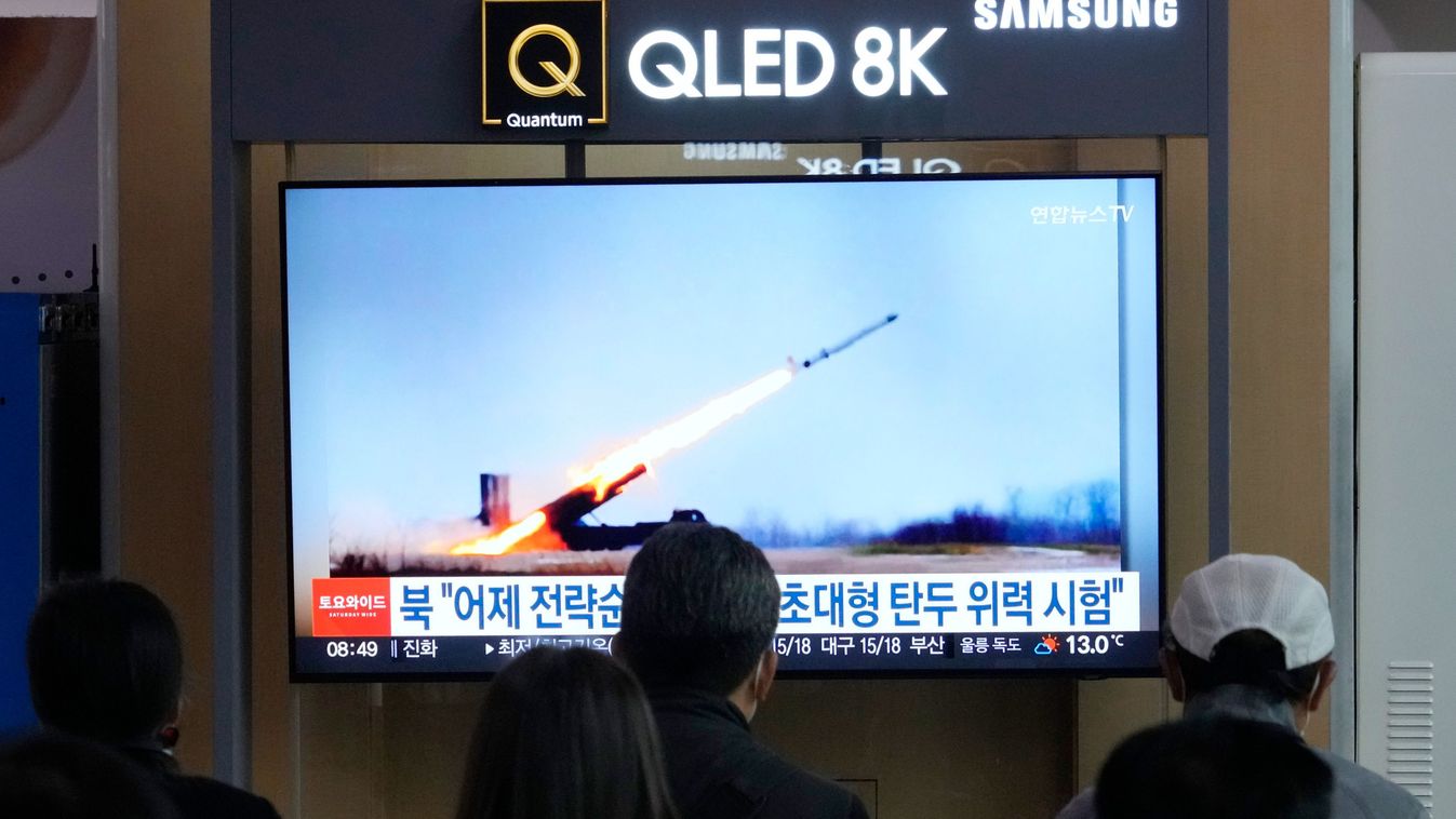 Észak-koreai rakétakísérletről szóló tudósítás a szöuli központi pályaudvar tévéképernyőjén 2024. április 20-án. Az észak-koreai állami hírügynökség, a KCNA közlése szerint "Szupernagy" Hvaszal-1 Ra-3 típusú irányított robotrepülőgépet és egy új légvédelmi rakétát tesztelt Észak-Korea.