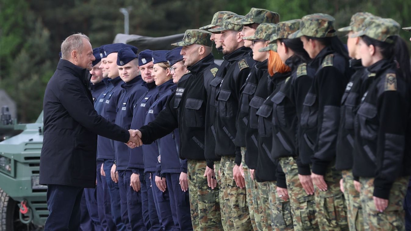 Donald Tusk lengyel miniszterelnök katonák, rendőrök és határőrök társaságában (Forrás: X / Donald Tusk)