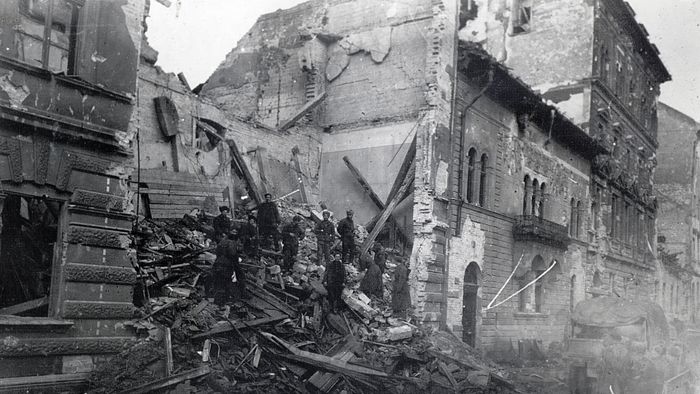 1945. Budapest I.
Pauler utca, a romos 6., 8. és 10-es számú ház.
Fortepan / Vörös Hadsereg