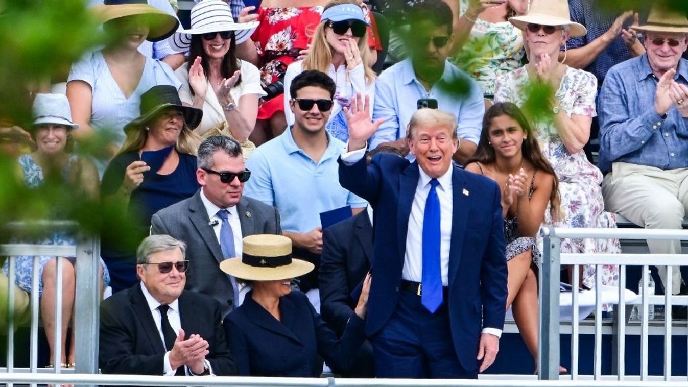 Donald Trump volt amerikai elnök integet, miközben részt vesz fia, Barron Trump ballagási ünnepségén a floridai Palm Beachen lévő Oxbridge Akadémián 2024. május 17-én. 