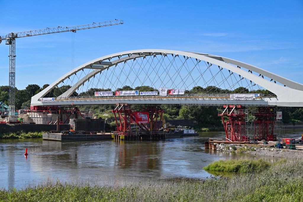 130 meter long railroad bridge is pushed over the Oder river