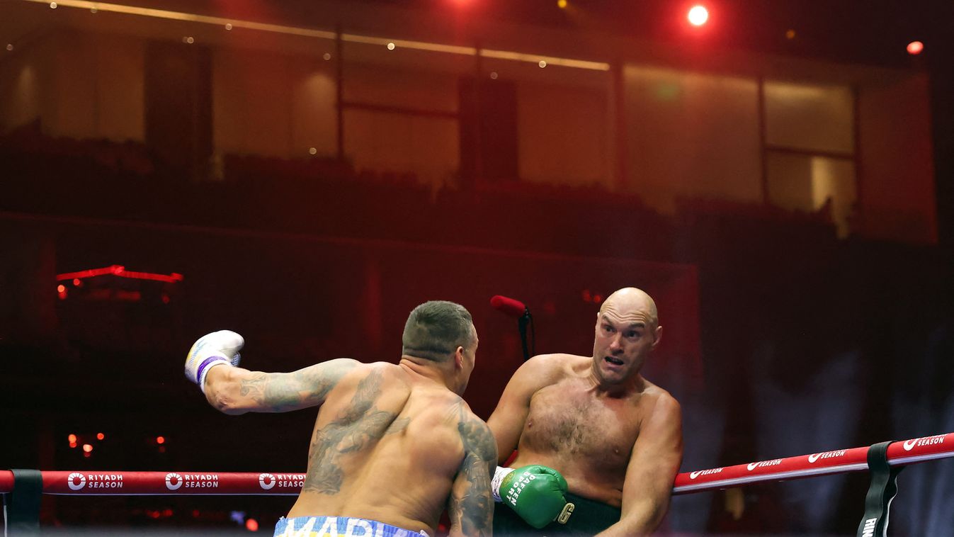 Olekszandr Uszik (balra) és Tyson Fury bunyója