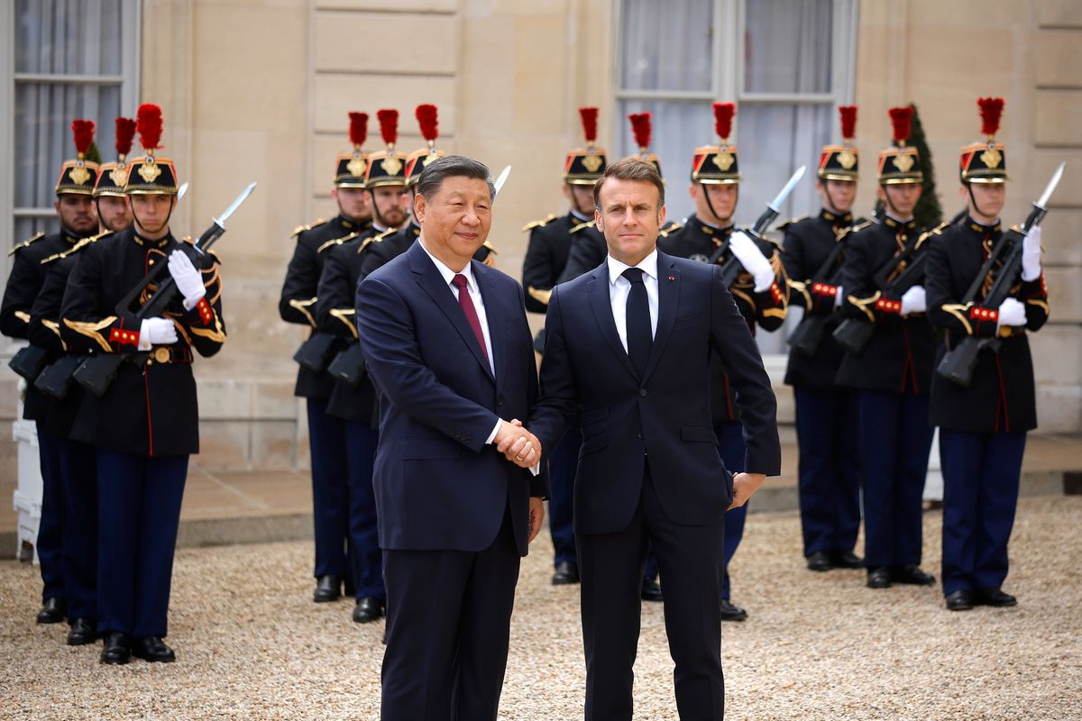 Emmanuel Macron francia államfő (b) fogadja Hszi Csin-ping kínai elnököt az Európai Bizottság elnökével, Ursula von der Leyennel tartandó háromoldalú tanácskozásuk előtt a párizsi államfői hivatalnál 2024. május 6-án. (Fotó: MTI/EPA/Yoan Valat)