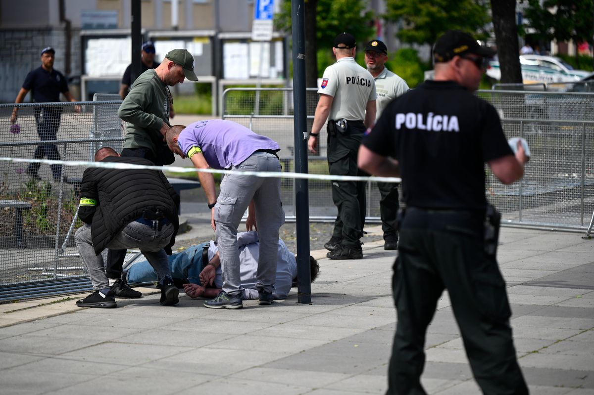 Robert Fico szlovák miniszterelnök feltételezett merénylőjét veszik őrizetbe a lőfegyveres támadás helyszínén, a Pozsonytól mintegy 150 kilométerre, északkeletre fekvő Nyitrabányán (Handlová) 2024. május 15-én. (Fotó: MTI/TASR/Radovan Stoklasa)