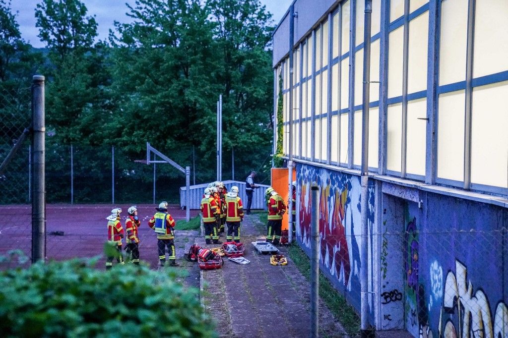 Mentősök állnak egy sportközpont előtt Németországban. (Fotó: Kohls/SDMG/dpa Kohls / SDMG / dpa Picture-Alliance az AFP-n keresztül)