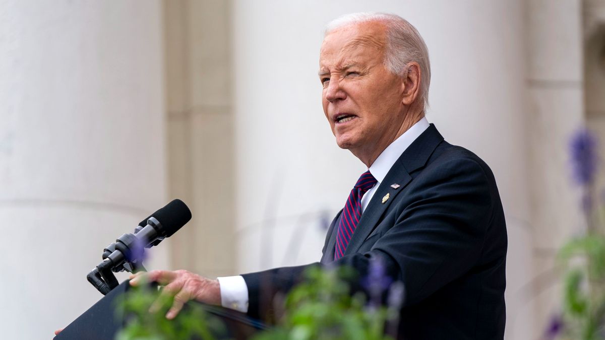 Biden megint nem bírta nyitva tartani a szemét + videó