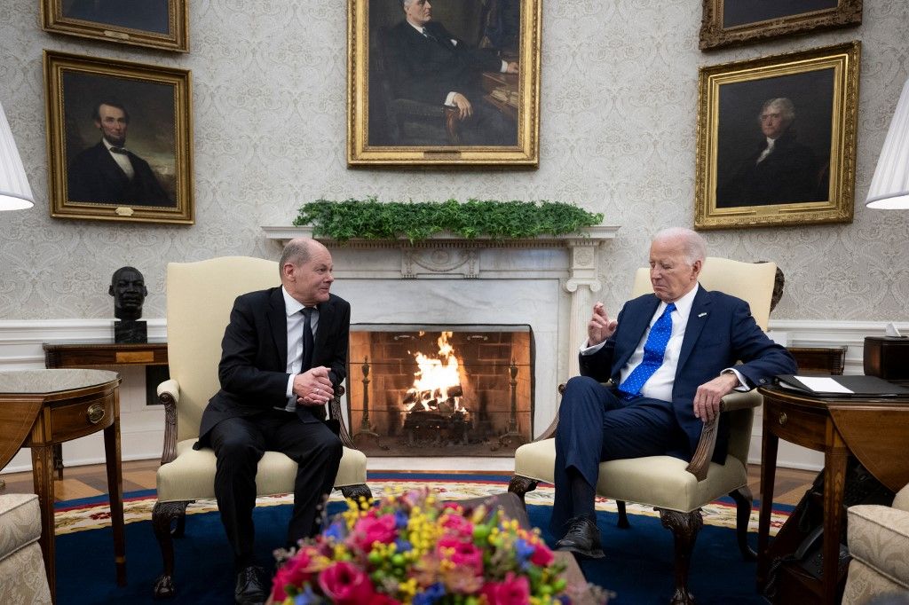 Joe Biden amerikai elnök (j) találkozik Olaf Scholz német kancellárral a washingtoni Fehér Ház Ovális Irodájában, 2024. február 9-én. (Fotó:AFP/Brendan Smialowski)