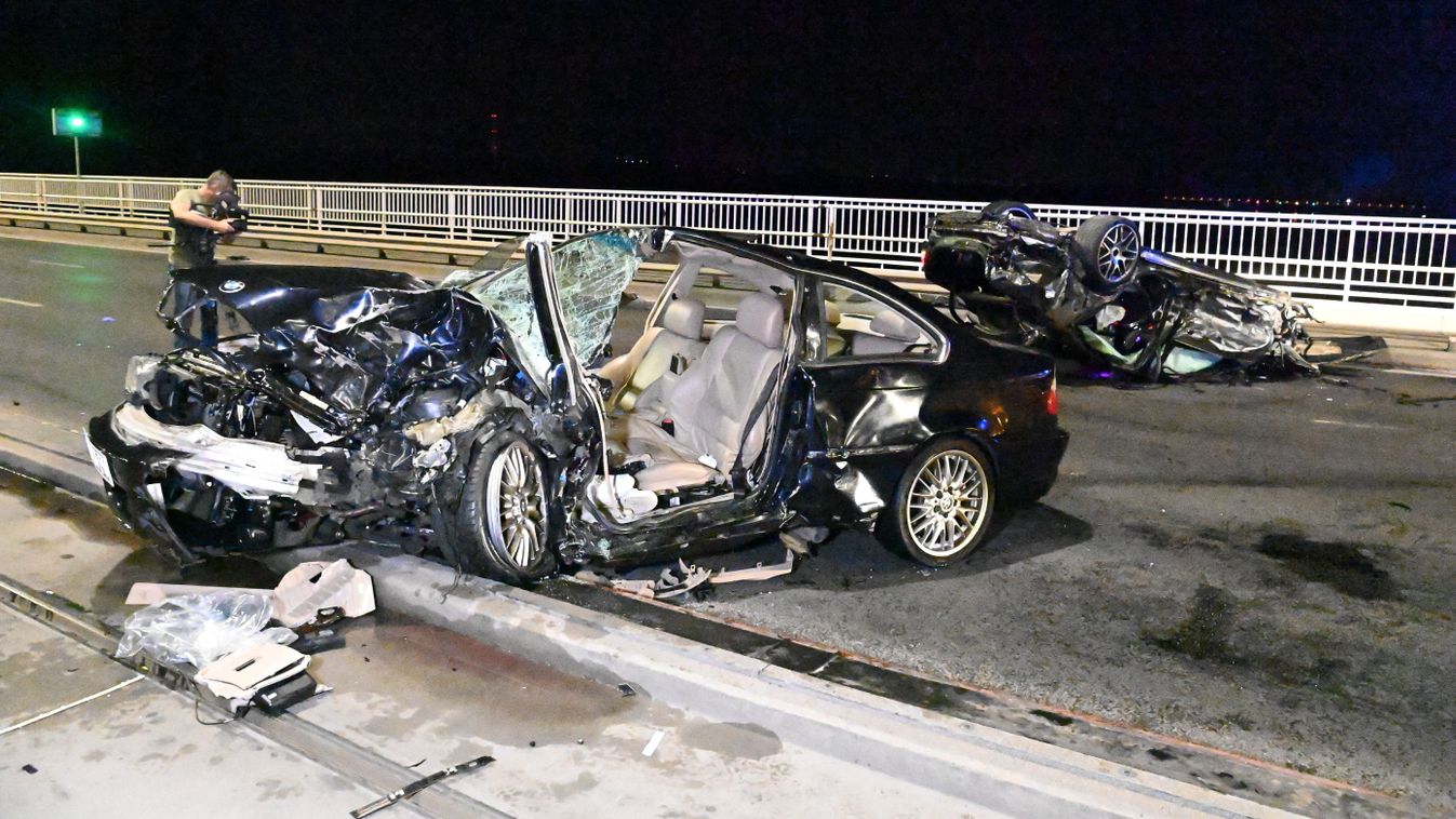 Budapest, 2023. július 1.
Ütközésben összeroncsolódott személygépkocsik az Árpád hídon 2023. július 1-jén. Eddig tisztázatlan körülmények között egy személyautó elütött egy kerékpárost, majd összeütközött egy másik autóval. A balesetben többen megsérültek, egy férfi a kórházban meghalt.
MTI/Mihádák Zoltán