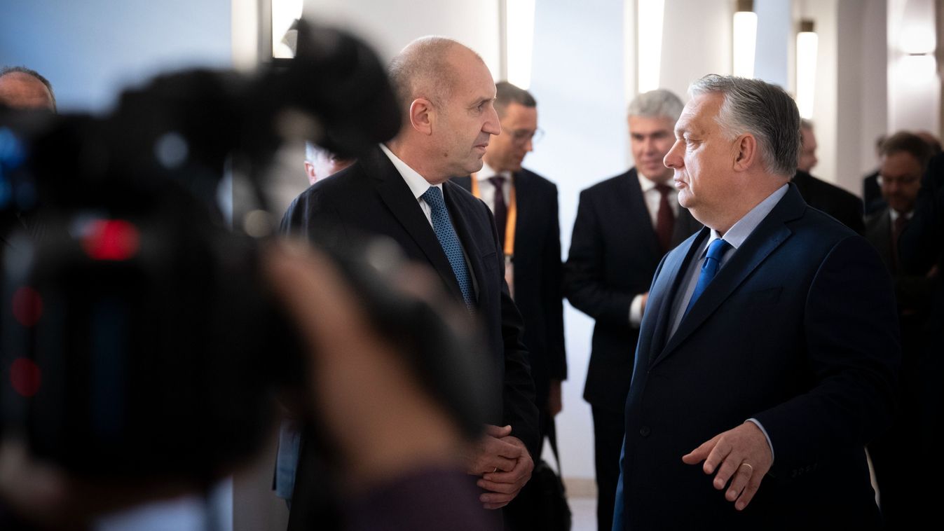 A Miniszterelnöki Sajtóiroda által közreadott képen Orbán Viktor miniszterelnök (j) fogadja Rumen Radev bolgár elnököt (b) a Karmelita kolostorban 2024. május 25-én