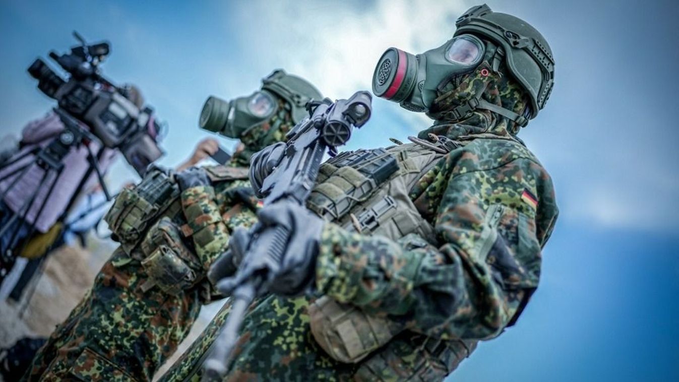 A Bundeswehr katonái NBC védőruházatban vesznek részt a Quadriga 2024 NATO-gyakorlat utolsó napján. A pabradei katonai gyakorlótéren a Bundeswehr bemutatja a NATO keleti szárnyának védelméhez szükséges képességeket. A Quadriga a német hozzájárulás a Steadfast Defender nagyszabású NATO-manőverhez