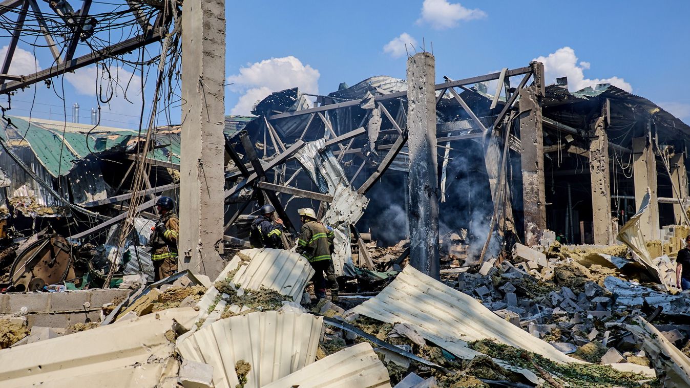 Harkiv, 2024. május 23.
Romok között tûzoltók Harkivban 2024. május 23-án, miután orosz rakétatalálat ért egy nyomdát a kelet-ukrajnai városban. Ukrán források szerint hét ember életét vesztete, tizenhat megsebesült Harkivban.
MTI/EPA/Szergej KozlovHarkiv, 2024. május 23.
Romok között tûzoltók Harkivban 2024. május 23-án, miután orosz rakétatalálat ért egy nyomdát a kelet-ukrajnai városban. Ukrán források szerint hét ember életét vesztete, tizenhat megsebesült Harkivban.
MTI/EPA/Szergej Kozlov