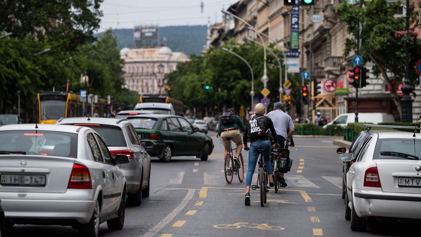 Budapest, 2020. május 23.
Biciklisek a fővárosi Nagykörúton kialakított ideiglenes kerékpársávon 2020. május 23-án.
MTI/Mónus Márton
