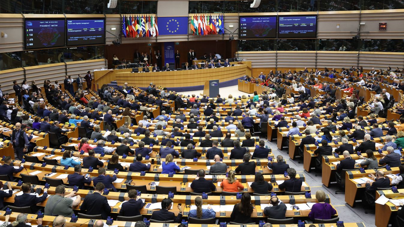 Brüsszel, 2024. április 10.
Szavazásra készülnek a képviselõk az Európai Parlament brüsszeli üléstermében 2024. április 10-én. A képviselõk késõbb elfogadták az Európai Unió új migrációs és menekültügyi csomagját.
MTI/EPA/Olivier Hoslet