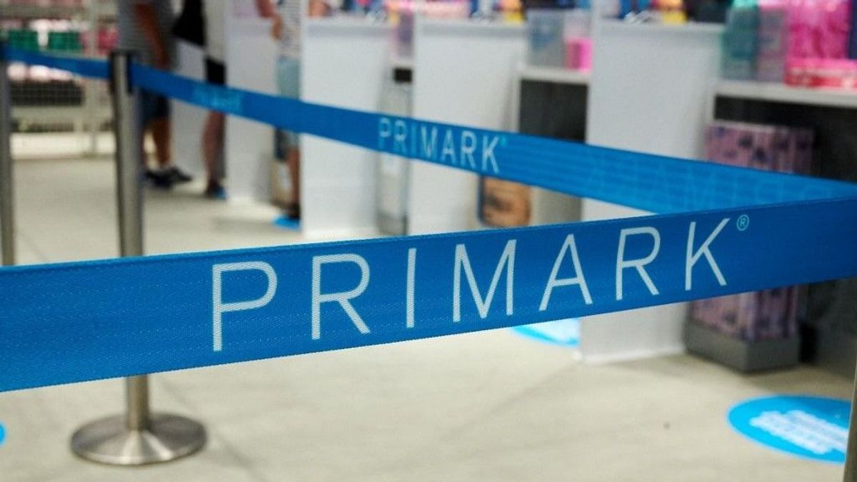 Kígyózó sorok a budapesti Primark előtt + videó