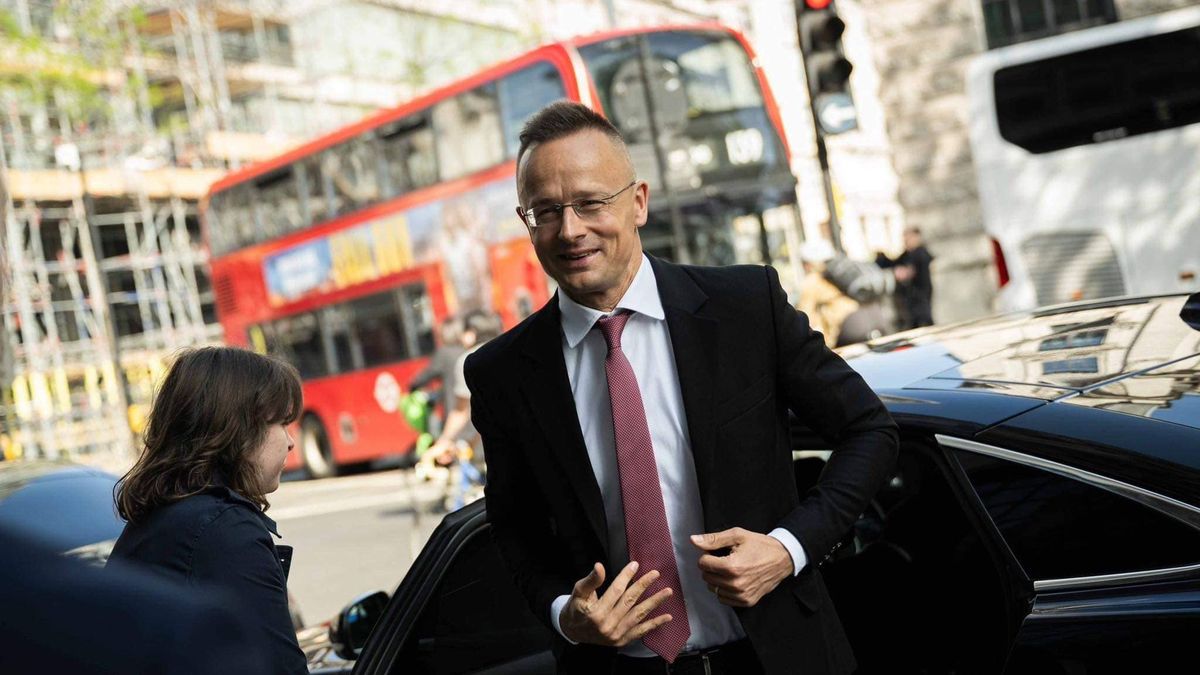 Londonba érkezett Szijjártó Péter