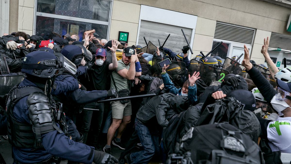 Összecsaptak a rendőrök a tüntetőkkel a munka ünnepén + videó