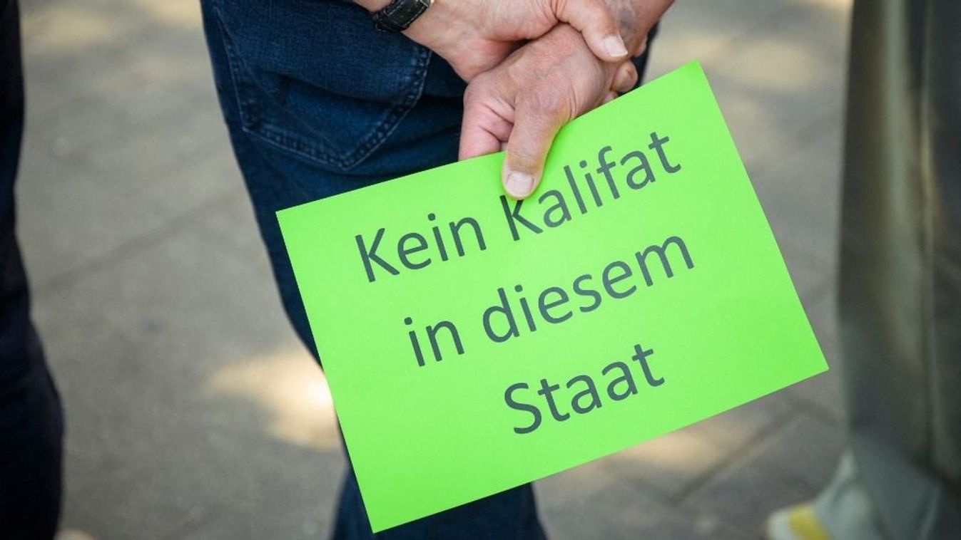 Islamist demonstration in Hamburg - counter-demonstrators