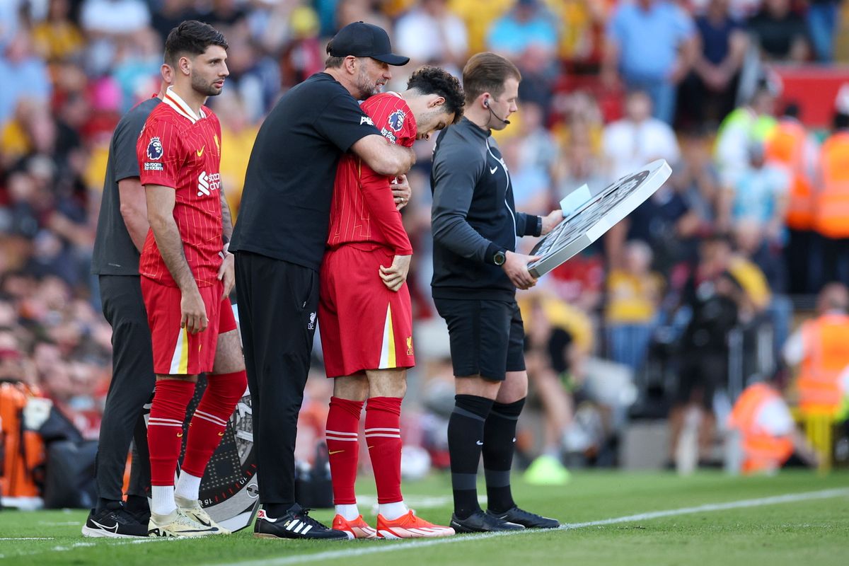 Liverpool, 2024. május 19.
Szoboszlai Dominik, a Liverpool FC játékosa (b) csereként készül beállni, Jürgen Klopp, a Liverpool vezetõedzõje (k) megöleli egyik játékosát, Curtis Jonest az angol elsõ osztályú labdarúgó-bajnokság utolsó fordulójában játszott Liverpool FC-Wolverhampton Wanderers mérkõzésen a liverpooli Anfield Road-i Stadionban 2024. május 19-én.
