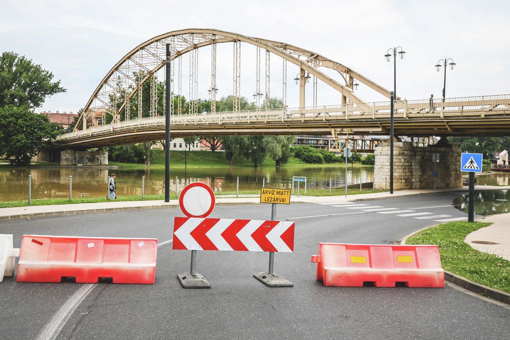 DSC_701920240603 Győr
Árvíz Győr belváros - várható jelentős mennyiségű eső miatt hét eleji elemzések szerint jelentős árhullám érkezik, Mosoni Duna, Révfalusi híd, Kossuth híd
Fotó: Csapó Balázs CSB
Kisalföld