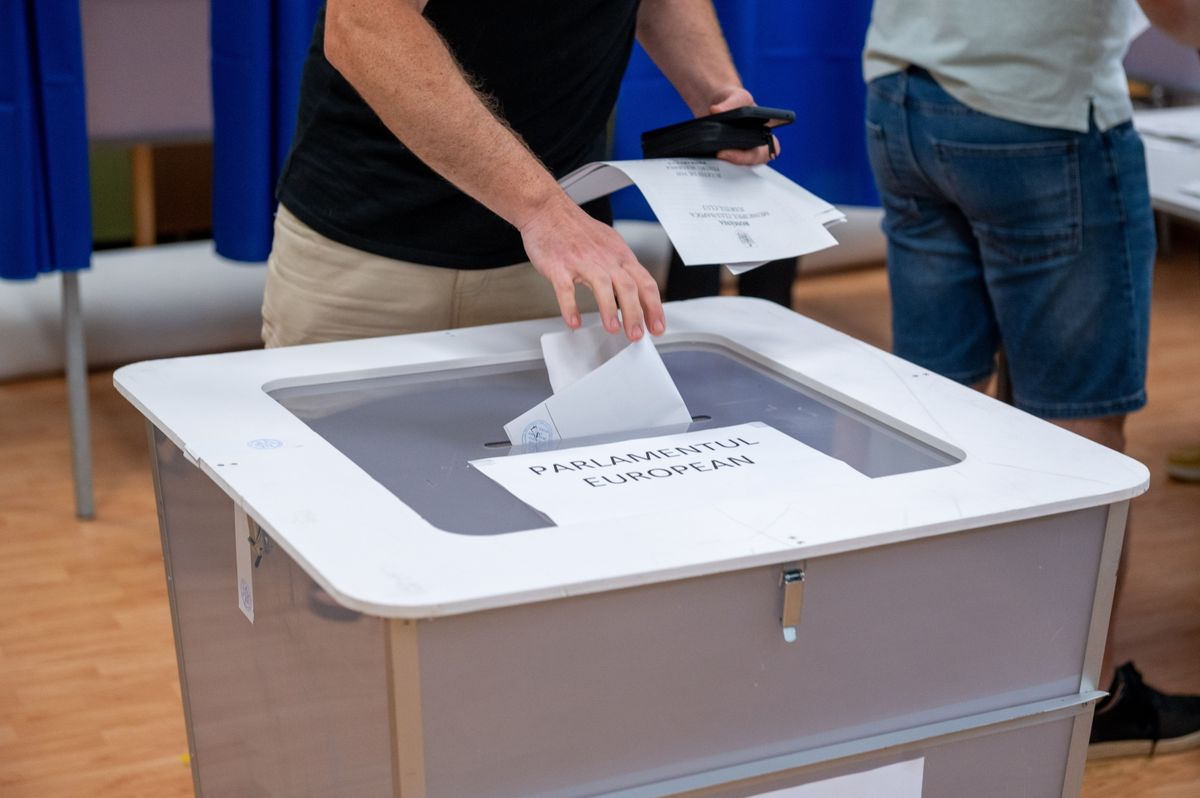Egy férfi leadja szavazatát a romániai helyhatósági és az európai parlamenti választásokon az erdélyi  Kolozsváron  2024. június 9-én 