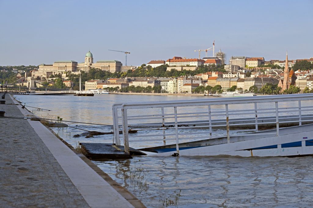 Budapest, 2024. június 7.
Víz alá került kikötõi feljáró a Parlamentnél, az Id. Antall József rakparton 2024. június 7-én. Az érkezõ dunai árhullám miatt a Budapest Közút már lezárta a forgalom elõl a budai alsó rakpartot a Mozaik utca és a Rákóczi híd között, illetve a pesti alsó rakpartot a Népfürdõ utca és a Közraktár utca között. A folyó tetõzése a fõvárosban június 8-án várható, 660 centiméter körüli vízállással.
MTI/Lakatos Péter