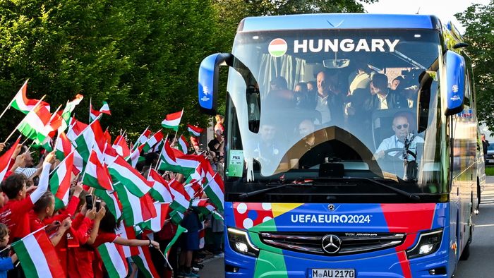 Weiler-Simmerberg, 2024. június 10.
A németországi labdarúgó Európa-bajnokságon részt vevõ magyar válogatott busza érkezik a csapat szálláshelyére a németországi Weiler-Simmerbergben 2024. június 10-én.
MTI/Illyés Tibor