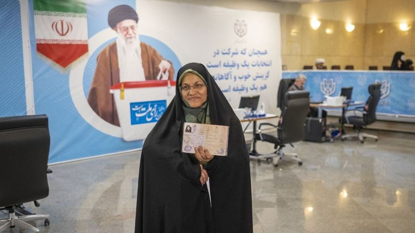 Zohreh Elahian, iráni konzervatív politikus, volt parlamenti képviselő mutatja személyi igazolványát a médiának, miközben megérkezik az iráni belügyminisztérium épületében lévő regisztrációs csarnokba, hogy regisztrálja magát elnökjelöltként az iráni előrehozott elnökválasztás harmadik napján, 2024. június 1-jén Teheránban, Iránban. 