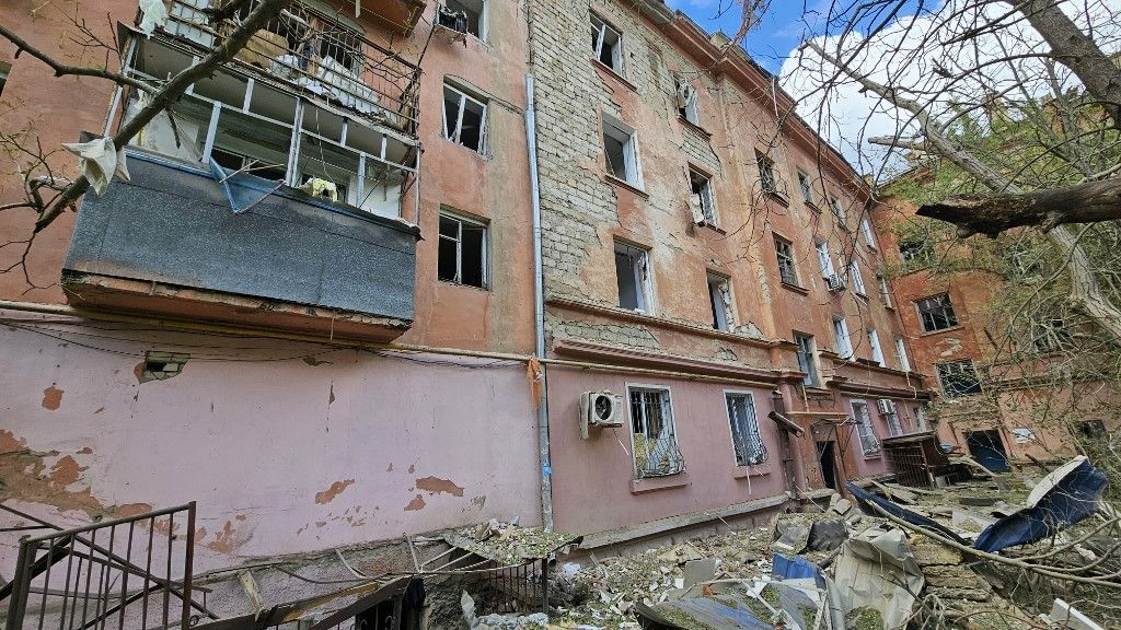 Russian Airstrikes ravage residential area in Kherson: 19 Injured