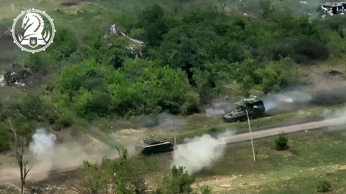 Brutális csata ukrán Bradley és az orosz csapatszállító között + videó