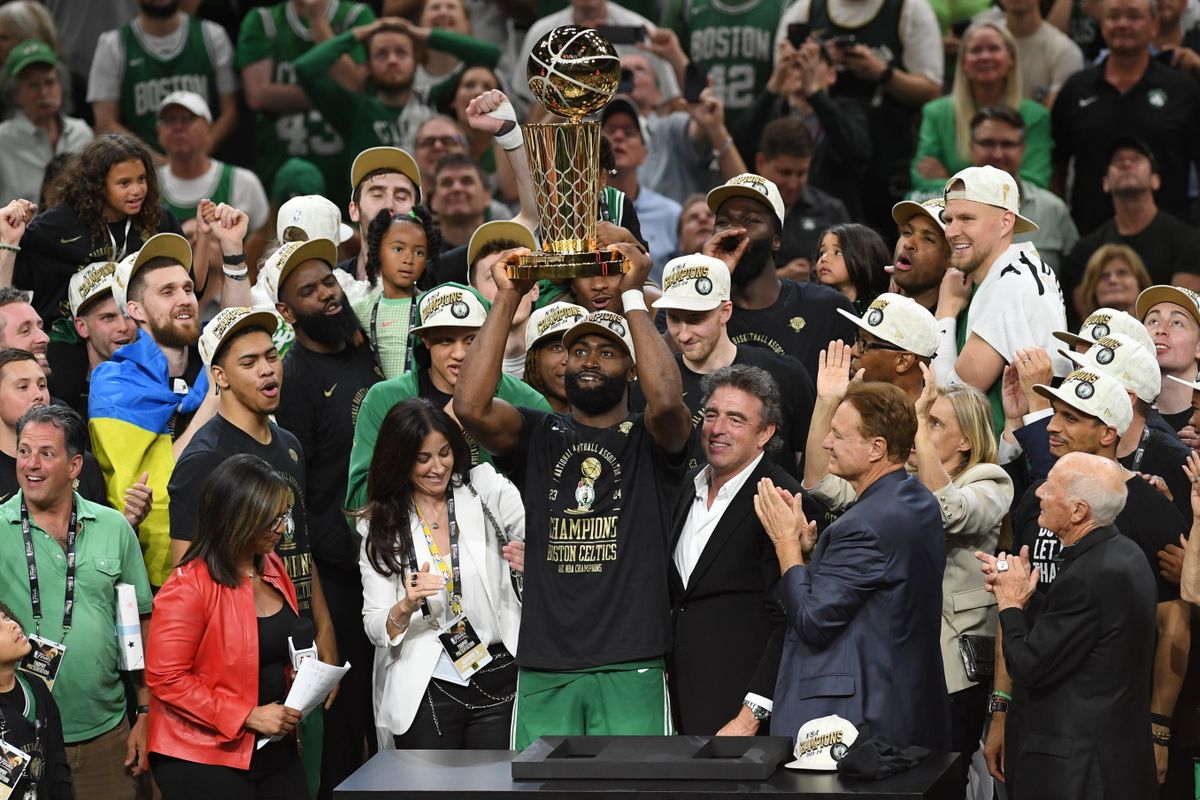 Jaylen Brown MVP a Boston Celtics játékosa (k) ünnepel a bajnoki trófeával, miután 4-1-es összesítéssel legyõzték a Dallas Mavericks együttesét az észak-amerikai kosárlabda-bajnokság NBA nagydöntõjében Bostonban 2024. június 17-én. A Celtics 106-88-ra gyõzött a finálé ötödik mérkõzésén, és rekordot jelentõ 18. alkalommal nyerte meg a bajnokságot.