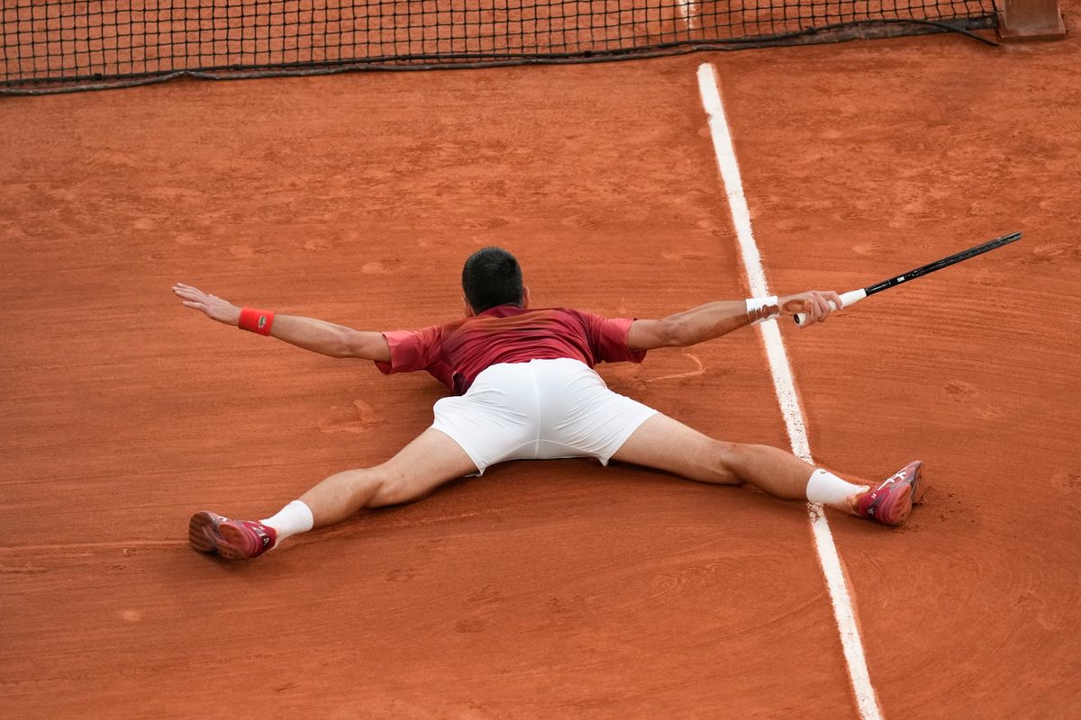 Párizs, 2024. június 3.
A szerb Novak Djokovics a földön az argentin Francisco Cerúndolo elleni játszma közben a francia nemzetközi teniszbajnokság férfi egyesének negyedik fordulójában a párizsi Roland Garros Stadionban 2024. június 3-án.
