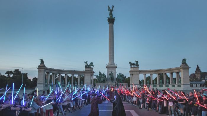 Budapest Hősök tere. Star wars lézerkard rajongók találkozója.