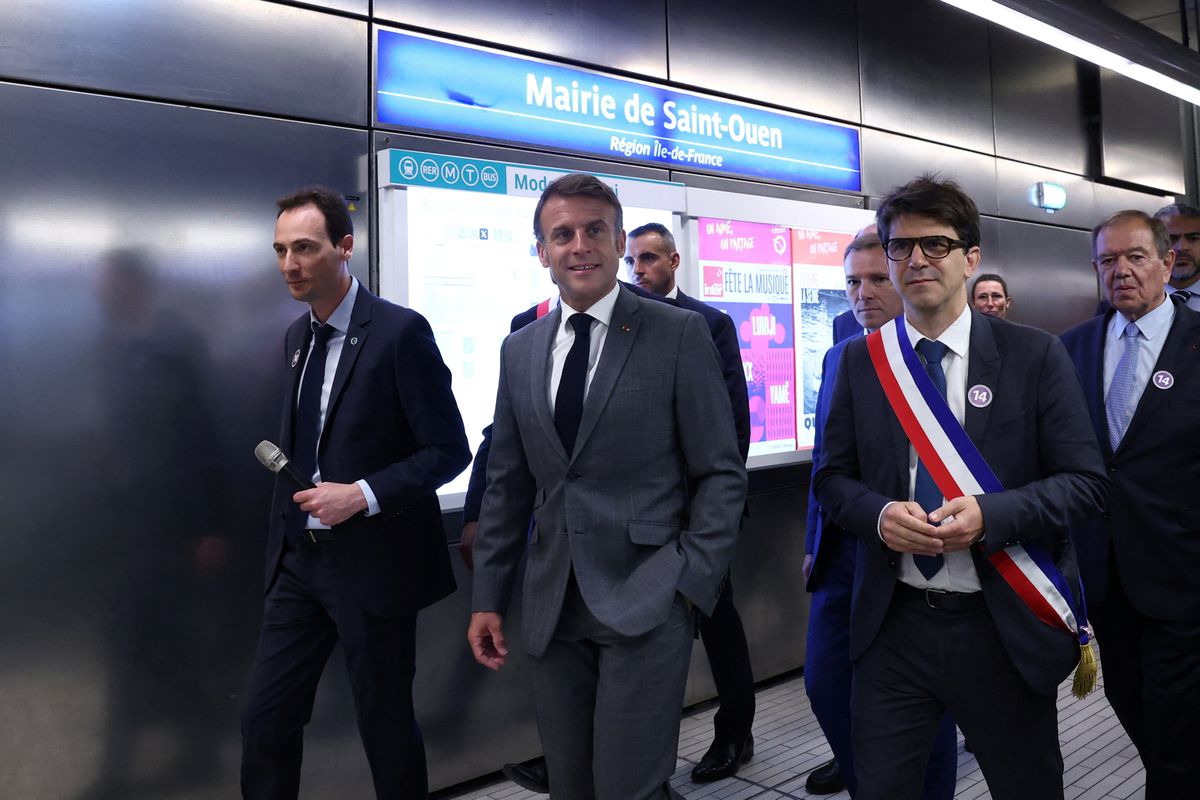 Emmanuel Macron francia elnök (b2) a párizsi Mairie de Saint-Ouen metróállomás peronján a meghosszabbított 14-es metróvonal és az új Saint-Denis Pleyel metróállomás átadási ünnepségén 2024. június 24-én.  A vasárnapi választáson jobboldali siker várható. (Fotó: MTI/EPA/Reuters pool/Yves Herman)