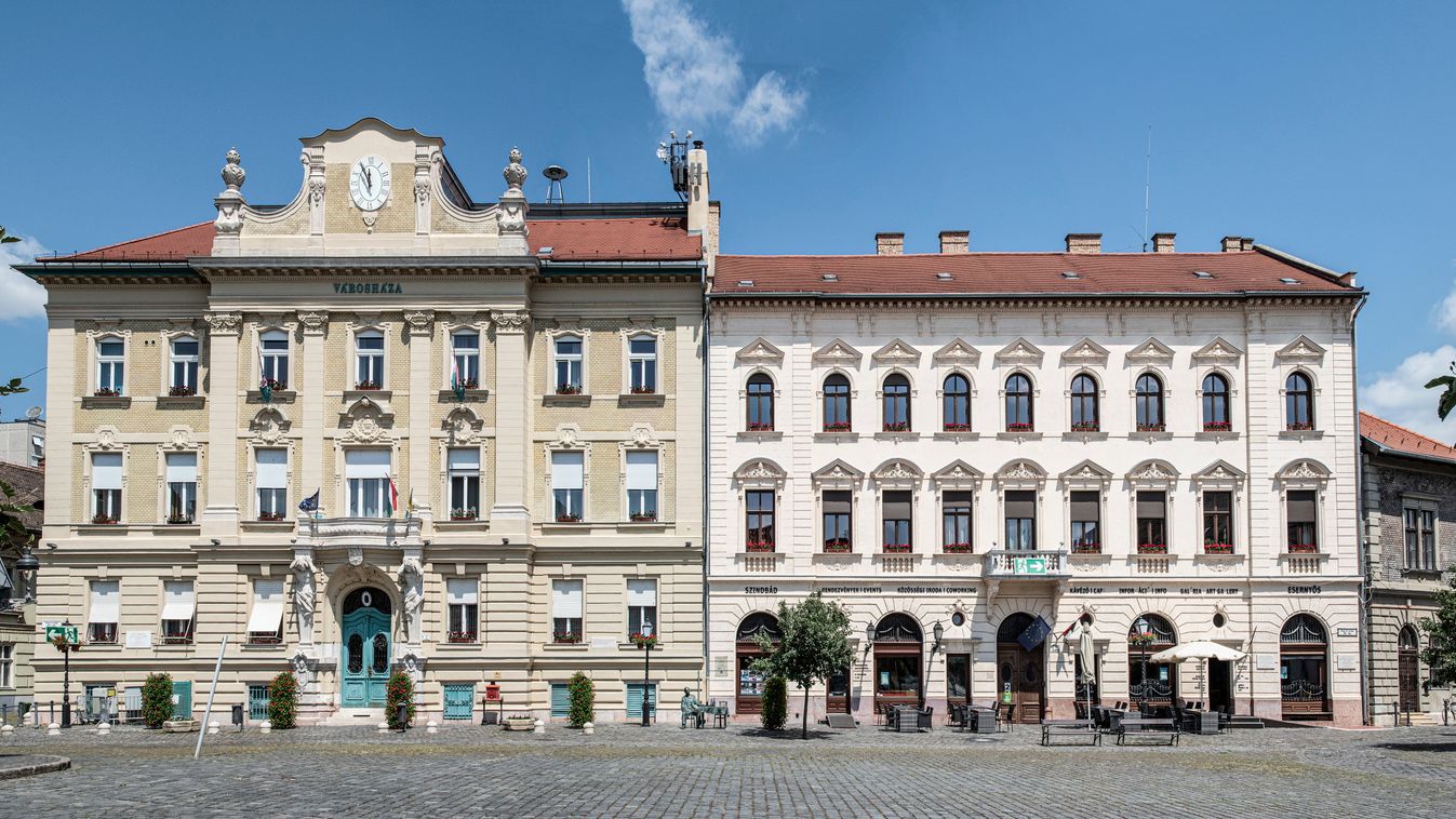 Budapest, 2023. június 3.
Az 1906-ban épült Városháza, Polgármesteri Hivatal Óbudán a Fõ téren. Mellette jobbra a Szindbád Közösségi Iroda és Rendezvénytérnek is helyet adó lakóépület.
MTVA/Bizományosi: Róka László 
***************************
Kedves Felhasználó!
Ez a fotó nem a Duna Médiaszolgáltató Zrt./MTI által készített és kiadott fényképfelvétel, így harmadik személy által támasztott bárminemû – különösen szerzõi jogi, szomszédos jogi és személyiségi jogi – igényért a fotó szerzõje/jogutódja közvetlenül maga áll helyt, az MTVA felelõssége e körben kizárt.